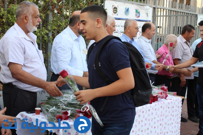 انتظام الدراسة في ثانوية جلجولية واستقبال الطلاب بالورود